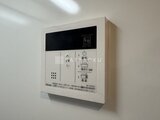RJRプレシア蒲田 壁に設置された給湯器のコントロールパネル