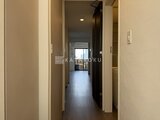 RJRプレシア蒲田 廊下から洋室へ向かう開放的な通路の様子