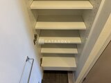 RJRプレシア蒲田 白を基調とした可動棚が備わった玄関の収納スペース