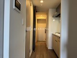 RJRプレシア蒲田 玄関から奥へ続く廊下と右手のコンパクトキッチンの様子