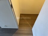 RJRプレシア蒲田 明るい照明に照らされた広めの玄関から廊下へ続く空間