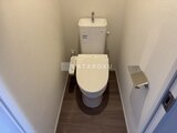 RJRプレシア蒲田 温かみのあるトイレ空間、温水洗浄便座と白系タイル壁
