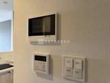 RJRプレシア蒲田 モニター付きインターホンと給湯パネルが設置されたキッチン壁面