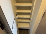 RJRプレシア蒲田 可動式の棚板が複数段備わった収納スペース