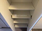 RJRプレシア蒲田 可動式の棚板を備えた収納スペースの内部