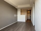 RJRプレシア蒲田 濃いグレーの壁と濃木色フローリングの落ち着いた居室空間