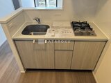RJRプレシア蒲田 ガスコンロと黒いシンク付きのコンパクトなキッチン空間