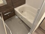 RJRプレシア蒲田 ダークブラウンのアクセント壁が落ち着いた雰囲気のバスルーム