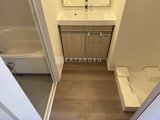 RJRプレシア蒲田 洗面台とバスルームを備えた落ち着いた印象の洗面脱衣室