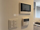 RJRプレシア蒲田 壁掛けテレビと操作パネルが設置された浴室の様子
