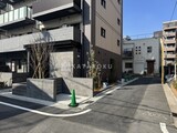 MZ RESIDENCE RYOGOKU 外観と前面道路写真。