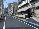 MZ RESIDENCE RYOGOKU 外観と前面道路写真。