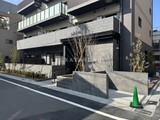 MZ RESIDENCE RYOGOKU 外観と前面道路写真。