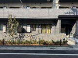 MZ RESIDENCE RYOGOKU 外観と前面道路写真。