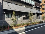 MZ RESIDENCE RYOGOKU 外観と前面道路写真。