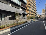 MZ RESIDENCE RYOGOKU 外観と前面道路写真。