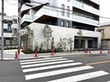 プレディアコート板橋 横断歩道から外観。