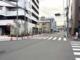 プレディアコート板橋 交差点からの外観。