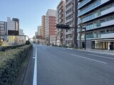 テラス北千住 前面道路と外観。