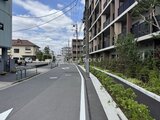 ロイジェント西新井 前面道路から見た建物と周辺の街並み
