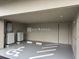 ロイジェント西新井 機械式駐車場の車室内部、白いライン表示と設備機器の様子
