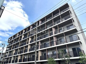 ロイジェント西新井 青空に映えるモダンな外観の建物全景