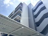 ロイジェント西新井 モダンな外観の建物を下から見上げた様子