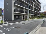 ロイジェント西新井 駐車場から見たモダンなデザインの建物外観