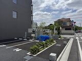 ロイジェント西新井 駐車場の落ち着いた雰囲気と緑化された共用スペース