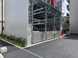 ロイジェント西新井 機械式駐車場を備えた建物エントランス付近の様子