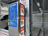 ロイジェント西新井 駐車場料金表と案内看板が設置された共用部の様子