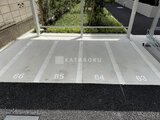 ロイジェント西新井 緑を望む明るい駐車場の様子と番号表示