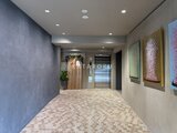 ロイジェント西新井 モダンな壁面装飾が施されたエレベーターホール