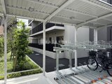 ロイジェント西新井 自転車置き場と緑がある開放的な共用スペース