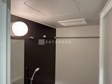 ロイジェント西新井 濃紫色のアクセントパネルが落ち着いた印象のバスルーム