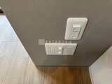 ロイジェント西新井 照明と空調をコントロールできるスイッチが設置された天井