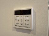 ロイジェント西新井 浴室制御パネルが壁に取り付けられた様子
