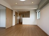 ロイジェント西新井 木調フローリングと白壁が落ち着いた印象のリビングダイニング空