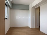 ロイジェント西新井 明るい採光が入る落ち着いた雰囲気の洋室