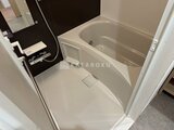 ロイジェント西新井 浴槽と洗い場がゆとりを持った配置のバスルーム
