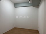 ロイジェント西新井 白壁と木目床の落ち着いた個室空間