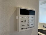 ロイジェント西新井 キッチン壁面に設置された浴室・給湯機能付きの操作パネル