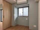 ロイジェント西新井 開放的な窓から街並みを望むモダンな洋室