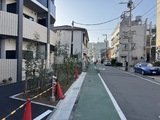 プラティーク目白 外観と前面道路。