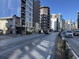 アーバンブリーズ恵比寿 外観と前面道路写真。