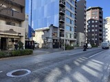 アーバンブリーズ恵比寿 外観と前面道路写真。
