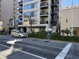 アーバンブリーズ恵比寿 外観と前面道路写真。