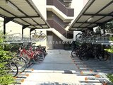 クレアティフ三軒茶屋 自転車置き場を備えた開放的なエントランスアプローチの様子
