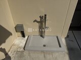 クレアティフ三軒茶屋 建物外部に設置された白いレクタングル型のシンクと立水栓