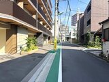 クレアティフ三軒茶屋 建物入口から通りへ続く開放的なアプローチと周辺街並み